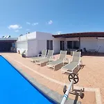 Willa Extremely Private Villa, Heated Pool & Jacuzzi, Pool Wet Bar, Great Views. Playa Blanca (Lanzarote)